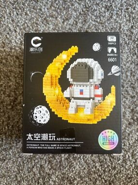 Amazon Astronaut Building Set in White, Yellow, Gray, Red, Blue